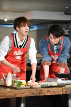 玉ねぎを切る片寄涼太（左）とそれを見守る鈴木伸之（右）。