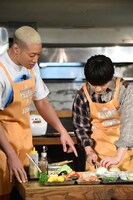 関口メンディー（左）のアドバイスを受けながら玉ねぎを切る佐野玲於（右）。