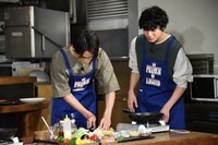 玉ねぎを切る町田啓太（左）を見守る清原翔（右）。