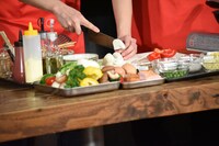 玉ねぎを切る片寄涼太の手元。