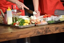 玉ねぎを切る片寄涼太の手元。