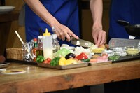 玉ねぎを切る町田啓太の手元。