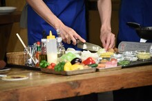 玉ねぎを切る町田啓太の手元。