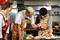 生クリームを見つめる関口メンディー（中央）。