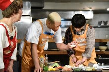 生クリームを見つめる関口メンディー（中央）。