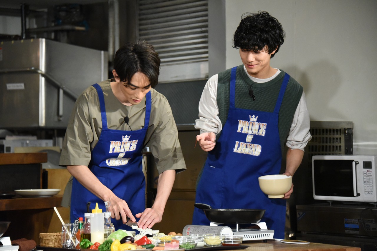 食材の下ごしらえをする町田啓太、清原翔。