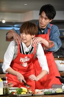 玉ねぎを刻む片寄涼太（左）をねぎらう鈴木伸之（右）。