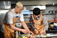 食材の下ごしらえをする関口メンディー、佐野玲於。