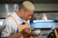 卵をかき混ぜる関口メンディー。