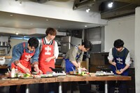 手際よくする青チームの様子を盗み見る片寄涼太（左から2番目）。