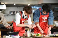 左から卵を割る片寄涼太、パプリカを刻む鈴木伸之。