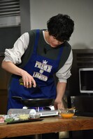 フライパンにオリーブオイルを注ぐ清原翔。