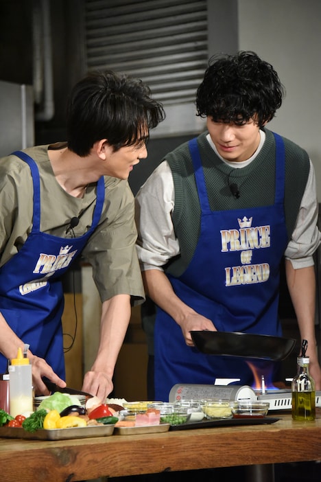 左から玉ねぎを刻む町田啓太、フライパンを熱する清原翔。