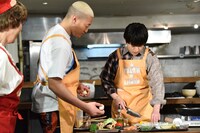 マッシュルームを追加する関口メンディー（中央）。