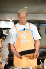 フライパンに油を回す関口メンディー。