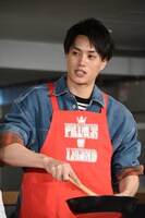 野菜を炒める鈴木伸之。