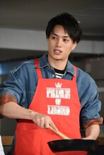 野菜を炒める鈴木伸之。