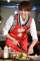 ベーコンを切る片寄涼太。