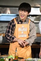 手を拭く佐野玲於。