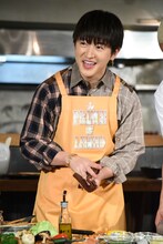 手を拭く佐野玲於。