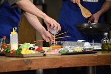 卵液に生クリームを仕込む町田啓太。