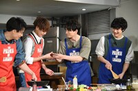 片寄涼太（左から2番目）から「おしぼり取ったでしょ！」と言われて返却する町田啓太（右から2番目）。