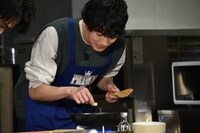 バターをフライパンに落とす清原翔。