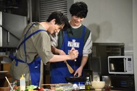 フライパンにケチャップを投入する町田啓太（左）。