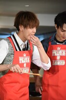 味見をする片寄涼太。