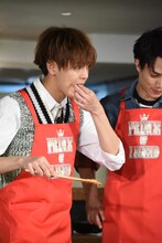 味見をする片寄涼太。