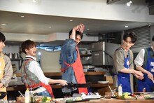 高い打点からフライパンにケチャップを入れる鈴木伸之。