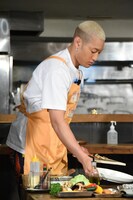 皿を用意する関口メンディー。