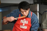 味見をする鈴木伸之。