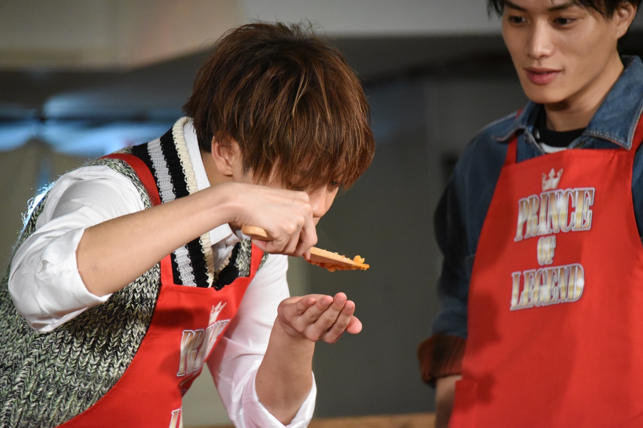 味見をする片寄涼太。