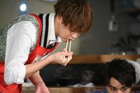 味見をする片寄涼太。