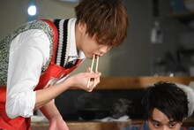 味見をする片寄涼太。