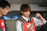 油の蓋を開ける片寄涼太（右）。