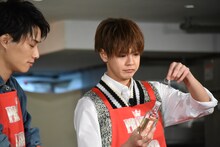 油の蓋を開ける片寄涼太（右）。