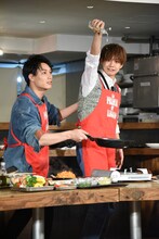 高い打点からフライパンに油を注ぐ片寄涼太（右）。