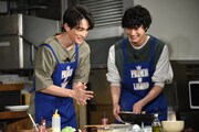 楽しげに調理する町田啓太、清原翔。