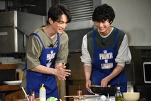 楽しげに調理する町田啓太、清原翔。