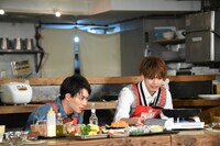 火加減を調節する鈴木伸之、片寄涼太。