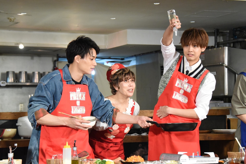 鈴木伸之と平野レミに見守られながら高い打点からオリーブオイルをフライパンに注ぐ片寄涼太（右）。