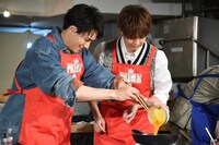 卵液をフライパンに流し込む鈴木伸之と片寄涼太。