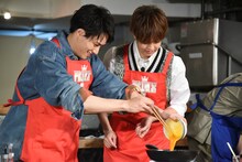 卵液をフライパンに流し込む鈴木伸之と片寄涼太。