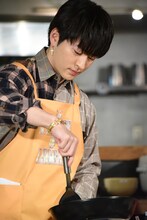 フライ返しで卵をまとめる佐野玲於。