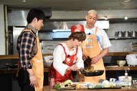 左から佐野玲於、平野レミ、関口メンディー。