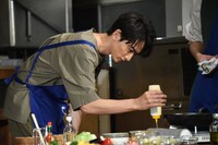 オムライスをマヨネーズでデコレーションする町田啓太。