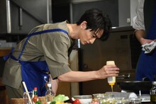 オムライスをマヨネーズでデコレーションする町田啓太。