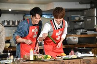 時間を持て余し、残った野菜を飾りつけようとする鈴木伸之と片寄涼太。